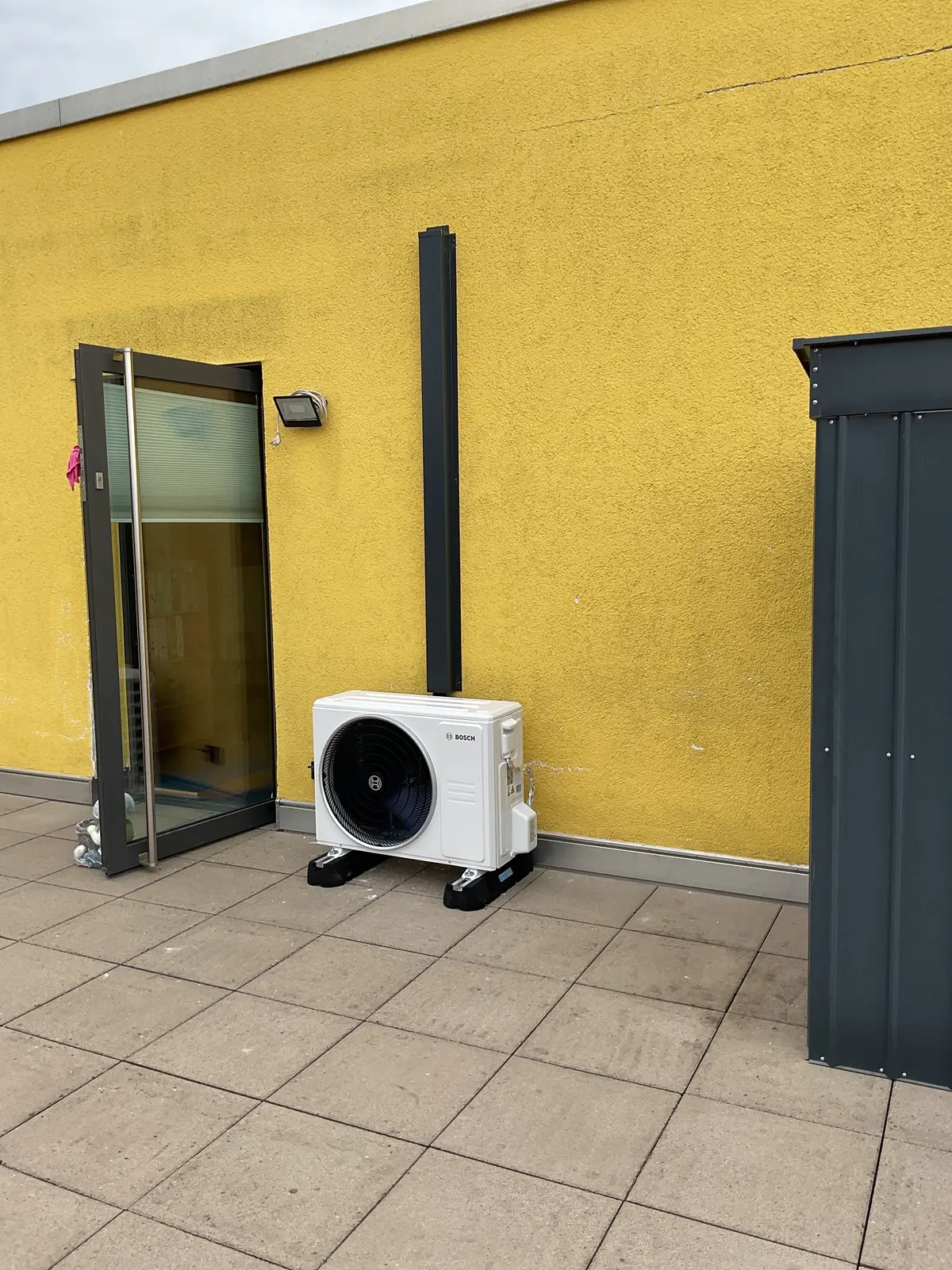 Außengerät auf dem Balkon