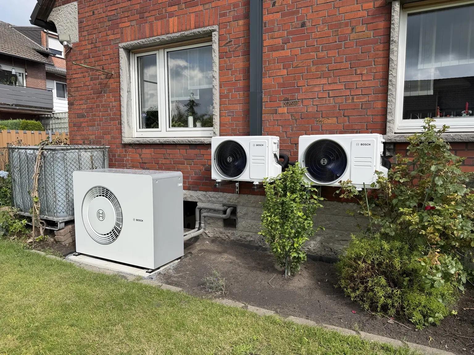 Bosch Wärmepumpe und zwei Bosch Klimaanlagen an einem Wohnhaus