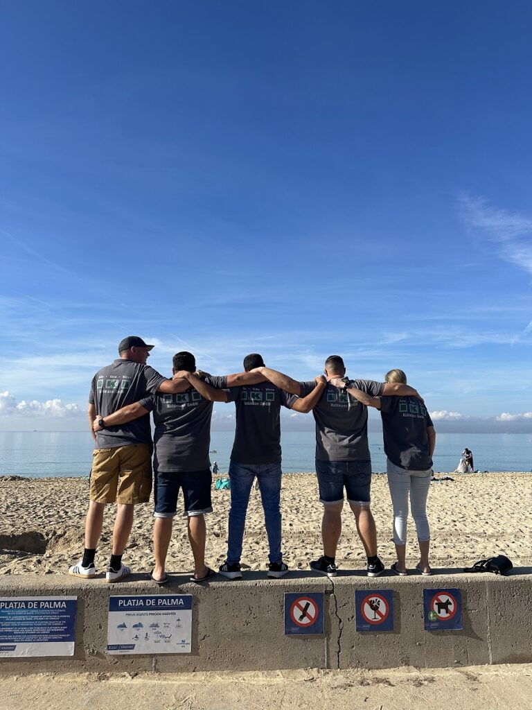 Das Team der Kuhlmann GmbH gemeinsam am Strand